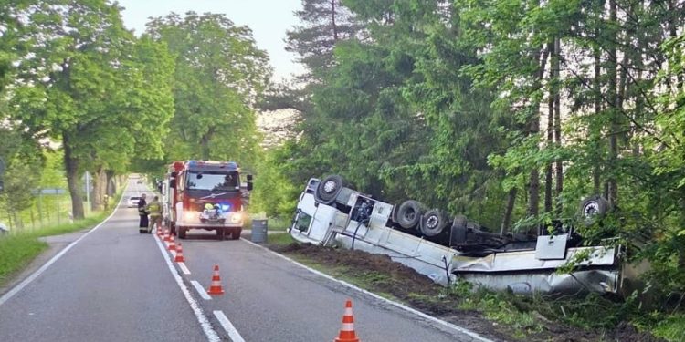 Dachowanie cysterny w przydrożnym rowie. Za kierownicą pijany 40-latek 1 zdj. KPP w Mrągowie