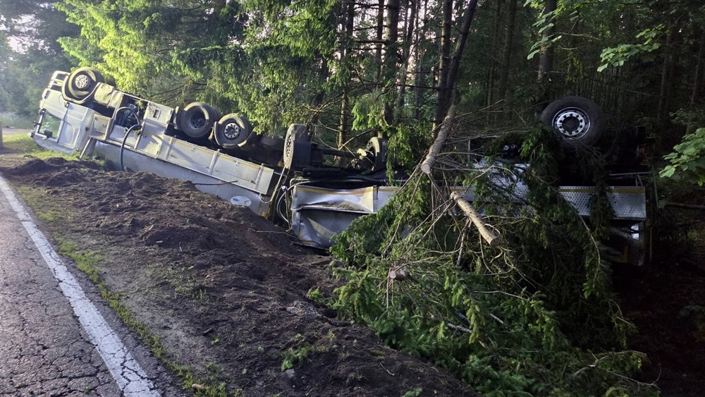 Dachowanie cysterny w przydrożnym rowie. Za kierownicą pijany 40-latek 3 zdj. KPP w Mragowie 3