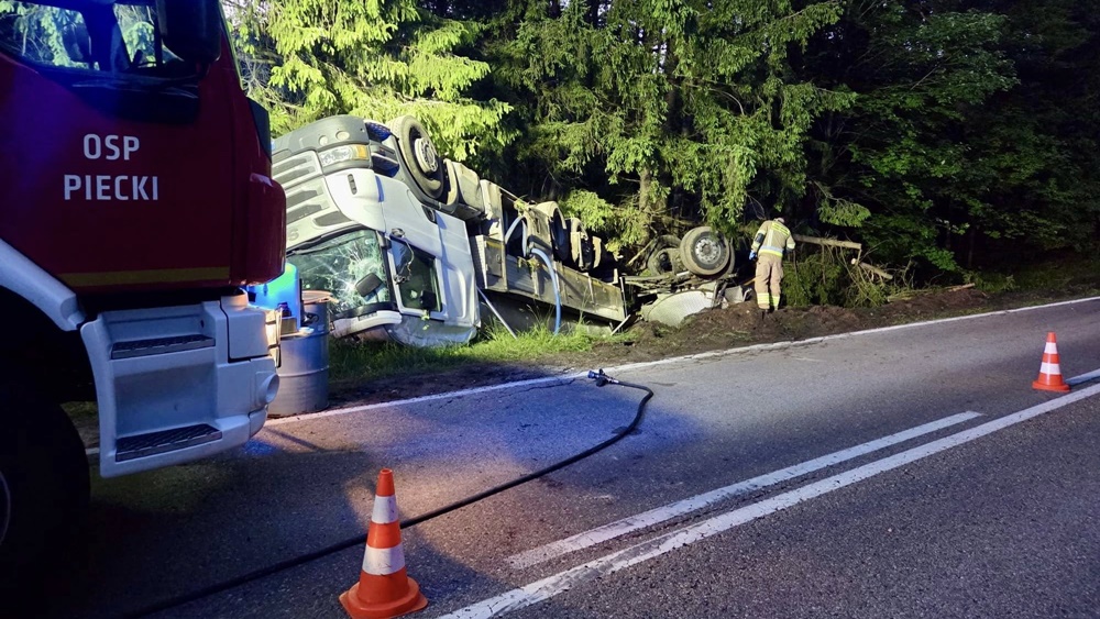 Dachowanie cysterny w przydrożnym rowie. Za kierownicą pijany 40-latek 2 zdj. KPP w Mragowie