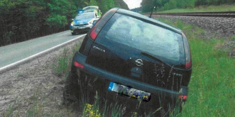 Auto w rowie, kompletnie pijany kierowca trzeźwieje w areszcie 1 zdj. KPP w Piszu