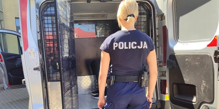 Złamał sądowy zakaz zbliżania się do matki. 70-latek w trybie przyspieszonym stanął przed sądem 1 zdj. KPP w Węgorzewie