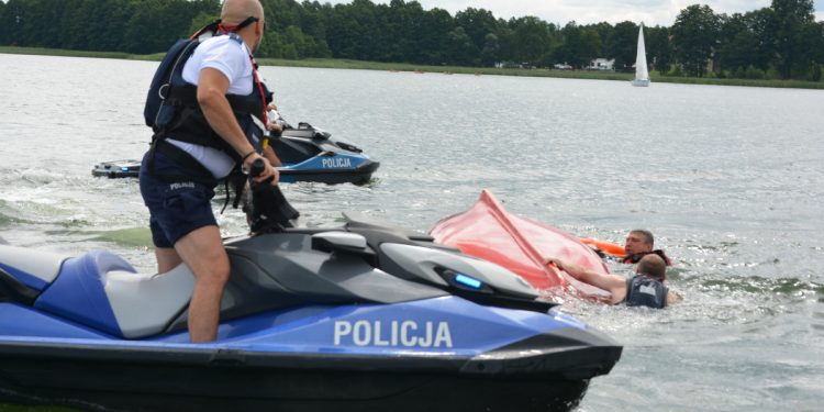 Podlascy policjanci szkolili się na jeziorze Wigry 1 Źródło: suwalki.policja.gov.pl
