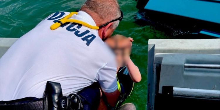Akcja policjantów na Jeziorze Białym 1 KPP Augustów