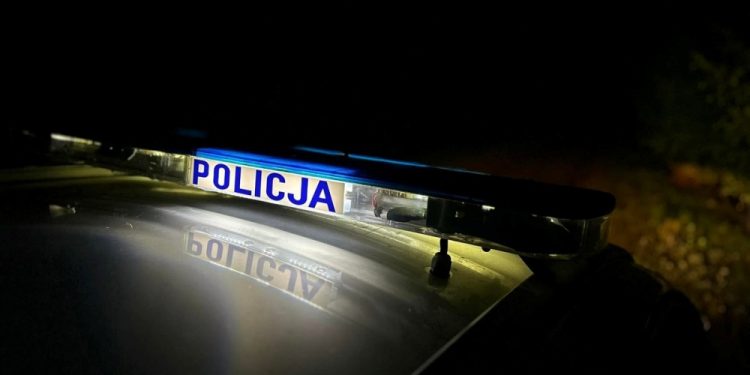 Dziwnie zaparkowany samochód. Musieli interweniować policjanci 1 KPP Sejny