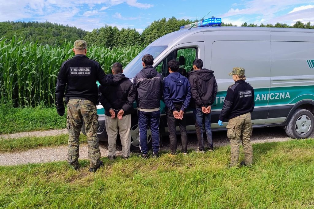 Migranci i kurier zatrzymani przy granicy 3 15 352367