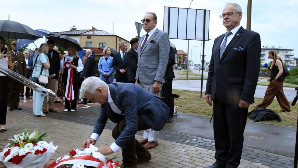 Odsłonięcie tabilicy pamiątkowej poświęconej Stanisławowi Mikołajczykowi 1 20 07 e1784531911148