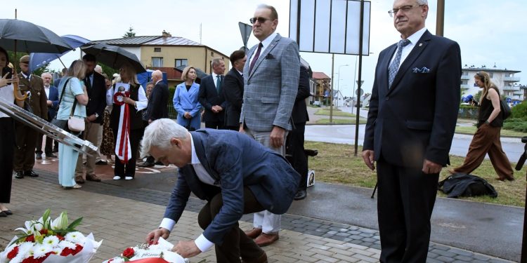 Odsłonięcie tabilicy pamiątkowej poświęconej Stanisławowi Mikołajczykowi 1 Źródło: UM Suwałki