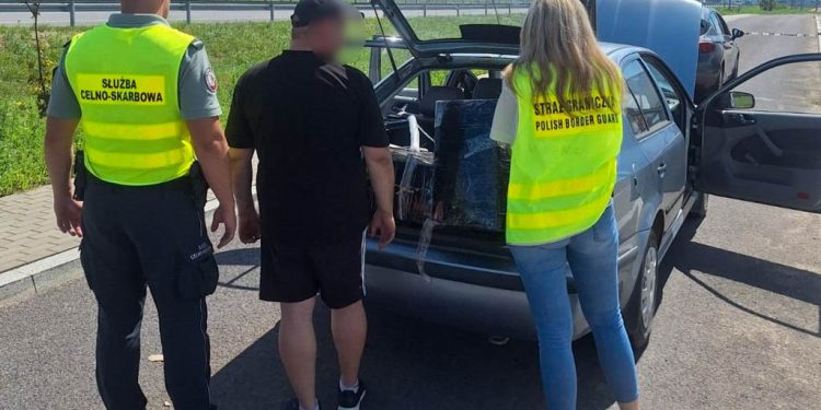 3 tysiące paczek papierosów przejęte. Kierowca odpowie przed sądem 1 źródło: KAS