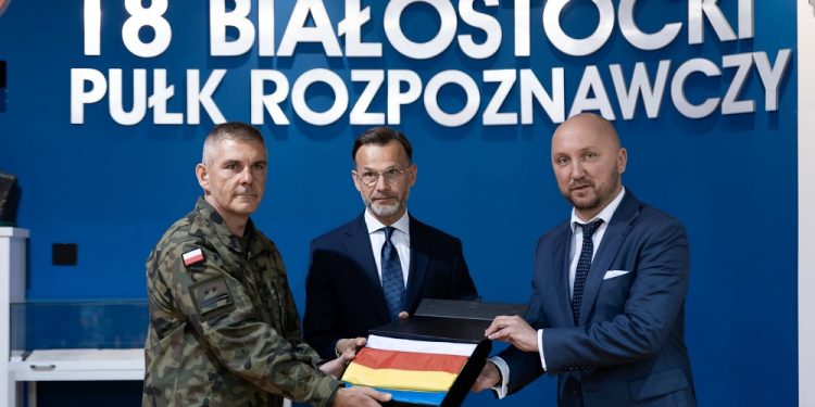 Flaga województwa na misji w Kosowie 1 UMWP