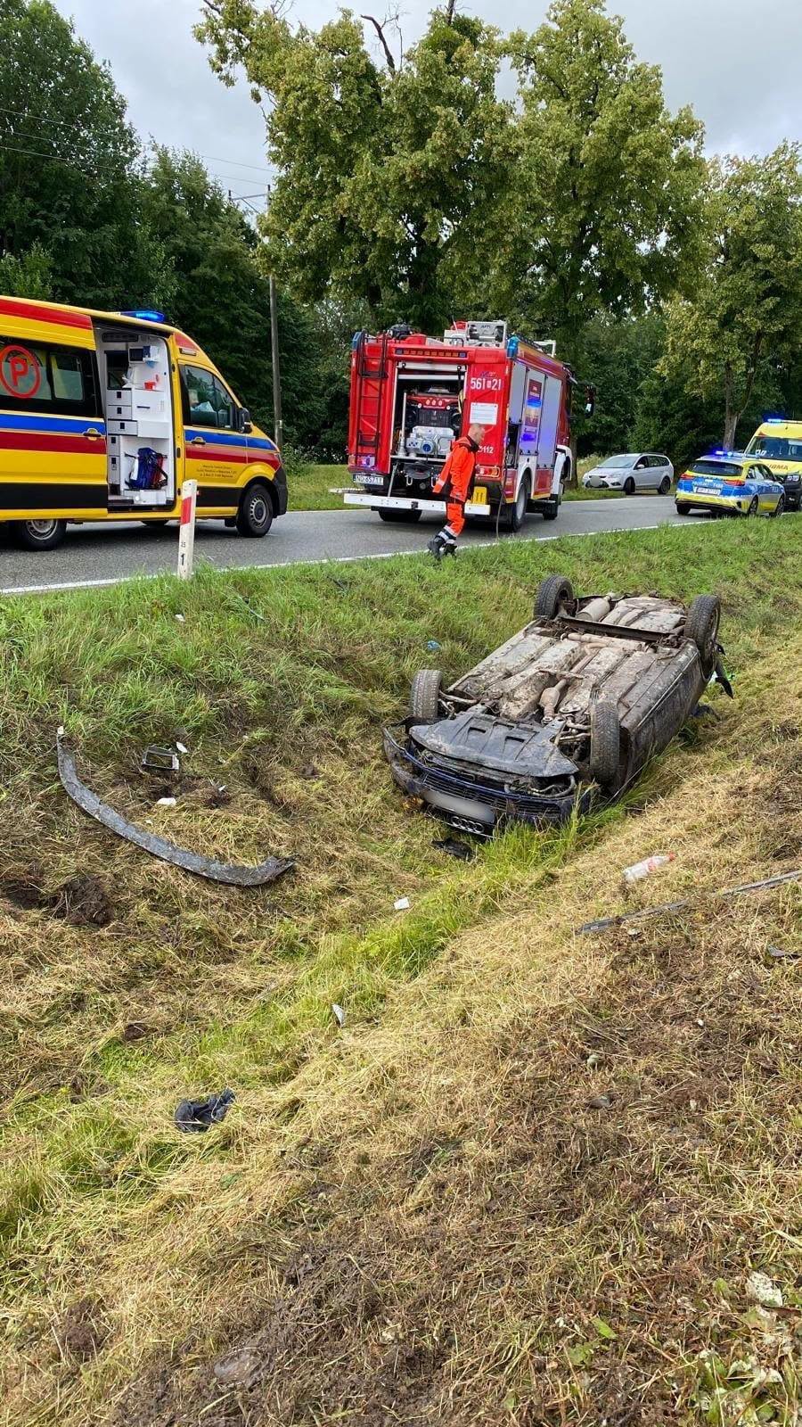 44-latka dachowała w przydrożnym rowie. Kobieta wydmuchała 2 promile 2 dachowanie 1 KPP WEGORZEWO