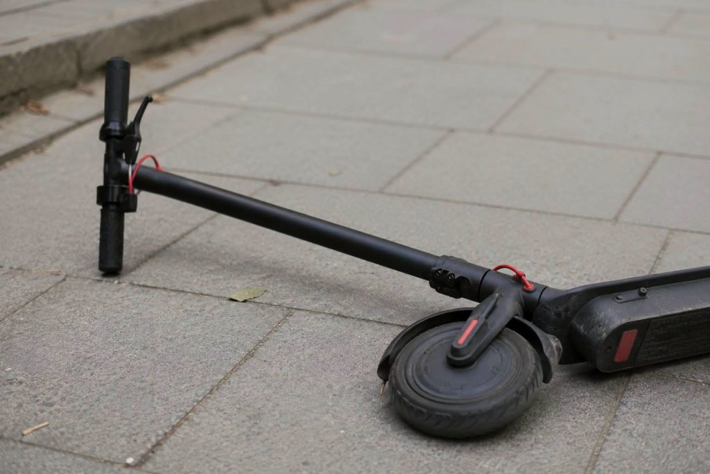 Nastolatek przewrócił się na hulajnodze. Nie posiadał uprawnień 1 hulajnoga1