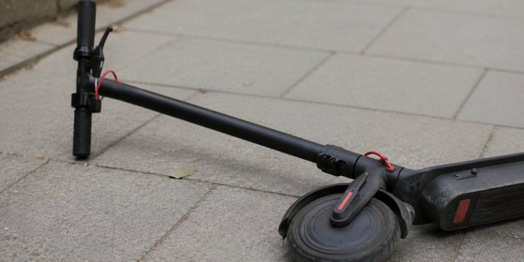 Nastolatek przewrócił się na hulajnodze. Nie posiadał uprawnień 1 Fot. KPP Ełk