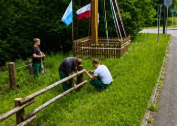 Osadzeni wyremontowali ogrodzenie przy mogile ułanów 3 osadzeni
