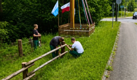 Osadzeni wyremontowali ogrodzenie przy mogile ułanów 1 osadzeni