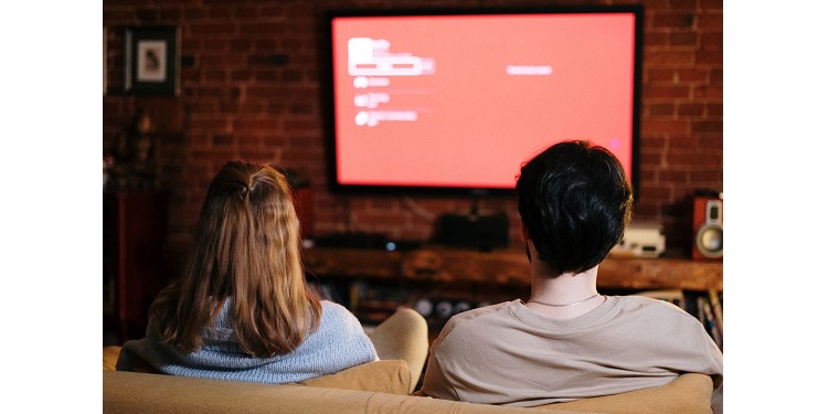 Przeprowadzka do nowego mieszkania i tygodnie czekania na montera kablówki? Jak włączyć stacje telewizyjne od razu? 1 Źródło: pexels.com
