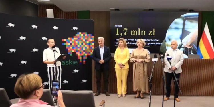 Pomoc osobom z niepełnosprawnością. Marszałek podpisał 26 umów 1 UMWP