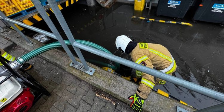 Zalane ulice i piwnice. Bocian uwięziony na linii energetycznej 1 zdj. OSP w Nowej Wsi Ełckiej