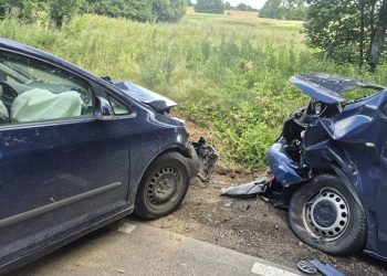 Dwie osoby ranne w czołowym zderzeniu aut. Do wypadku doszło na prostym odcinku drogi 3 zdj, KPP w Olecku