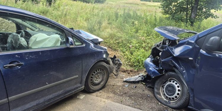 Dwie osoby ranne w czołowym zderzeniu aut. Do wypadku doszło na prostym odcinku drogi 1 zdj, KPP w Olecku