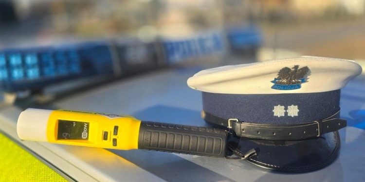 Piją i jadą. Dwóch nietrzeźwych kierowców wpadło w sobotnie popołudnie 1 zdjęcie ilustracyjne, KPP w Ełku