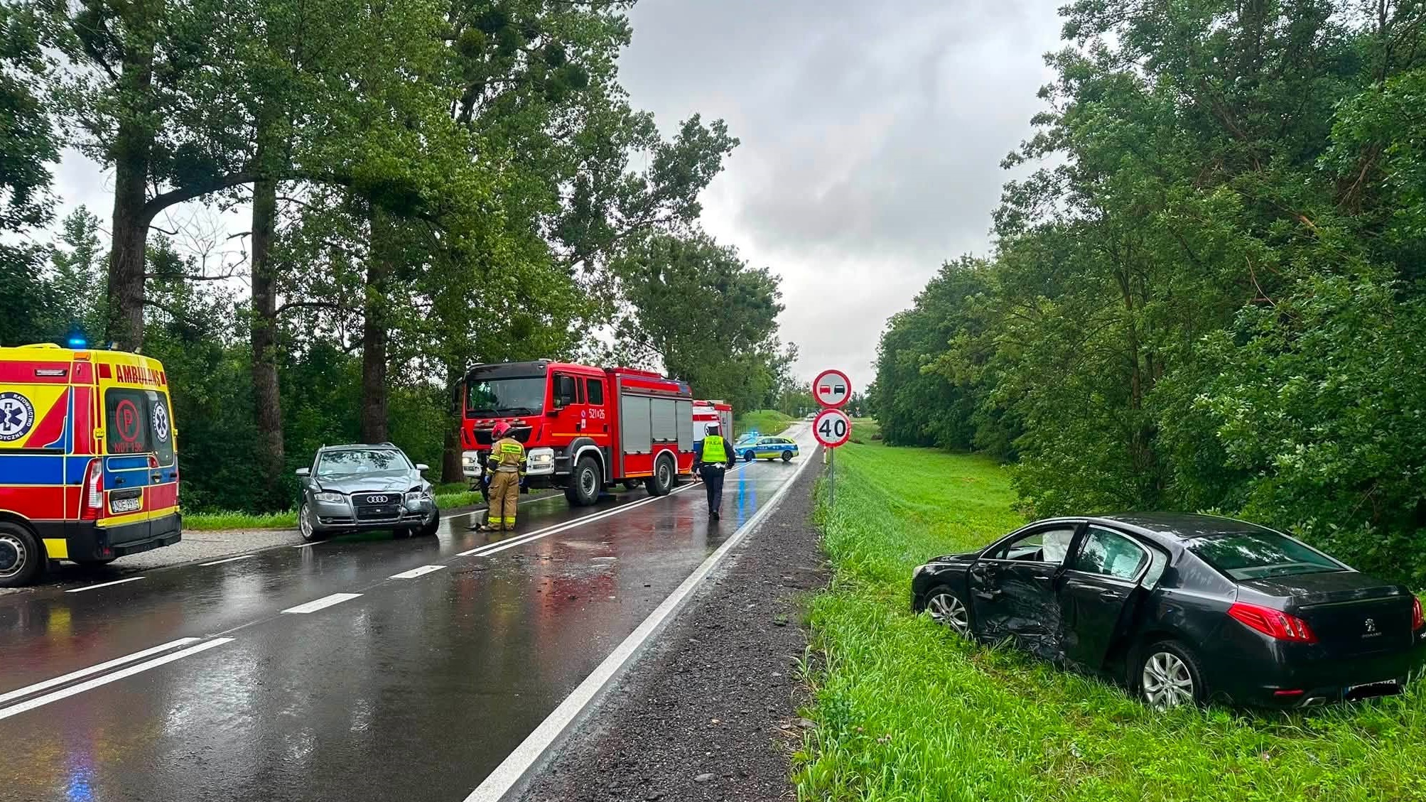 Dwie osoby ranne w czołowym zderzeniu aut. Do wypadku doszło na prostym odcinku drogi 2 zdj. KPP w Olecku 2