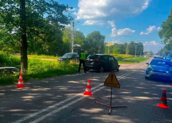 Trzy osoby ranne w wypadku. Na miejscu pracują służby. Droga jest zablokowana 28 zdj. KPP w Olecku