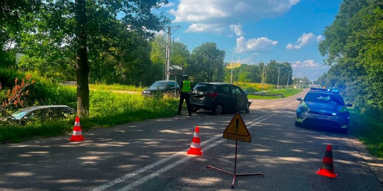 Trzy osoby ranne w wypadku. Na miejscu pracują służby. Droga jest zablokowana 1 zdj. KPP w Olecku