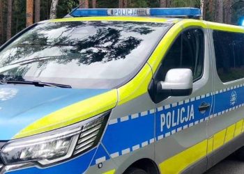Senior zgubił się podczas grzybobrania. 84-latka odnaleźli w lesie policjanci 2 zdj. KPP w Piszu