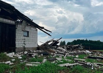 Uszkodzone dachy i połamane drzewa 3 07.08.26 Uszkodzone dachy i polamane drzewa Fot. OSP Sucha Wies 5