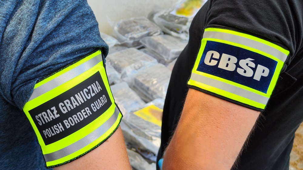 Przejęto ponad 450 kg i broń, jedna osoba usłyszała zarzuty 4 14