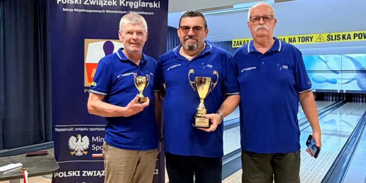 Stanisław Poświatowski z Pucharem Polski 1 źródło: Um Suwałki