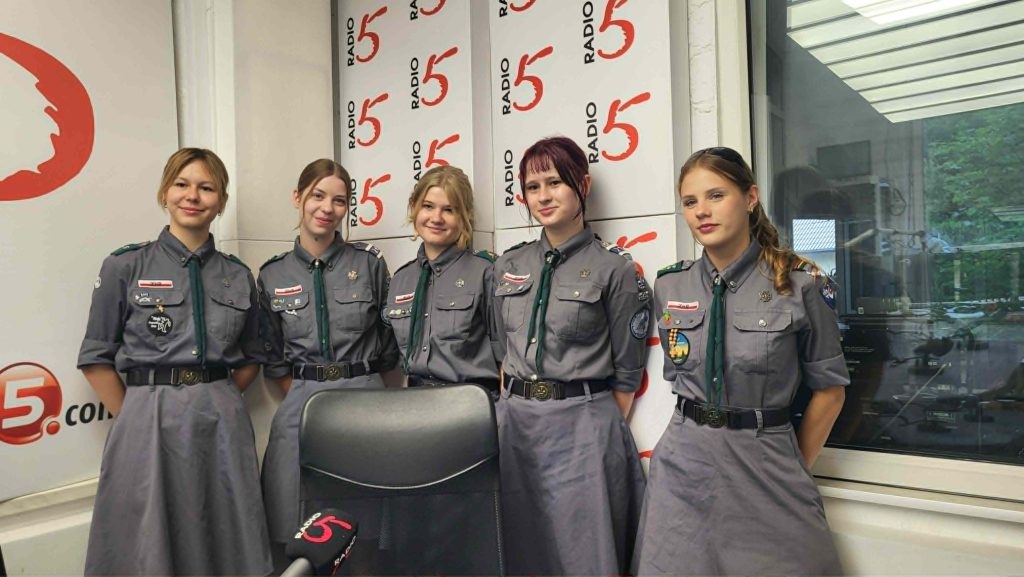 Harcerki odwiedziły studio Radia 5 1 Ot5Xr dd
