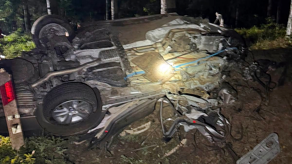 Tragiczny wypadek – samochod uderzyl w drzewo 2