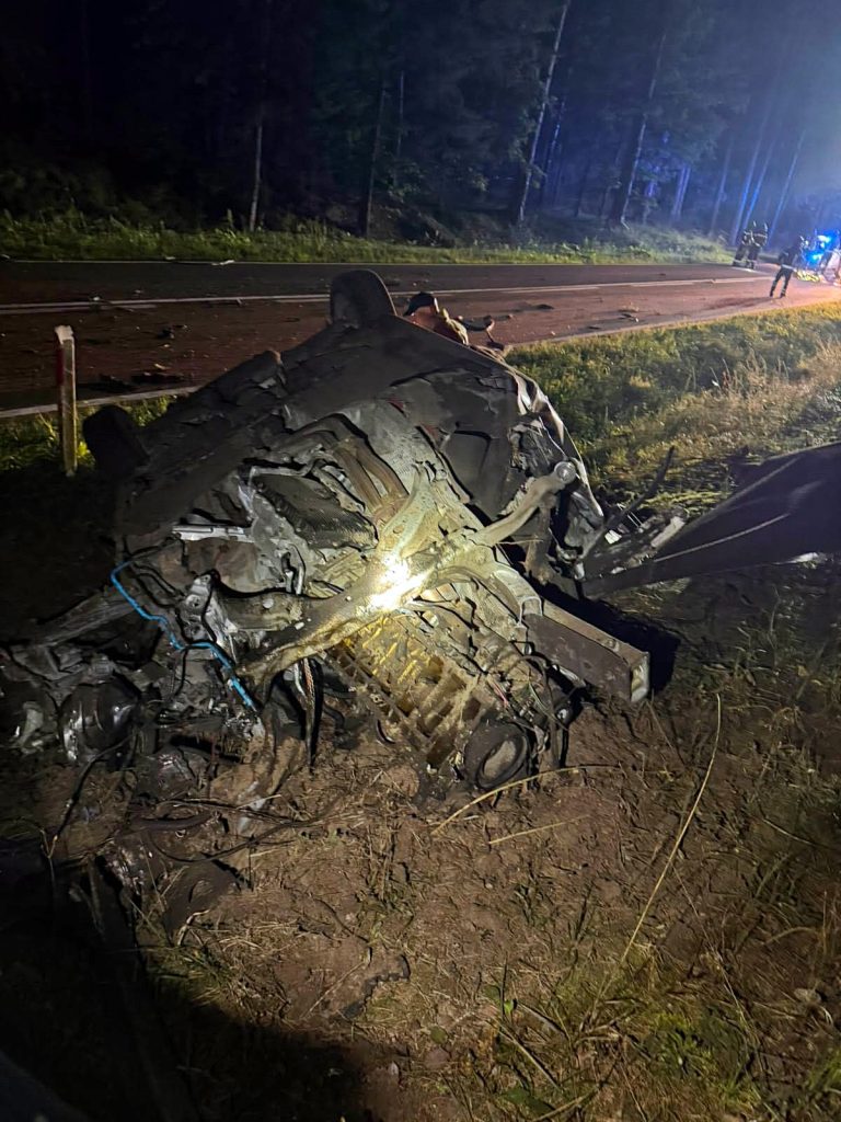 Tragiczny wypadek – samochód uderzył w drzewo 3 Tragiczny wypadek – samochod uderzyl w drzewo 1