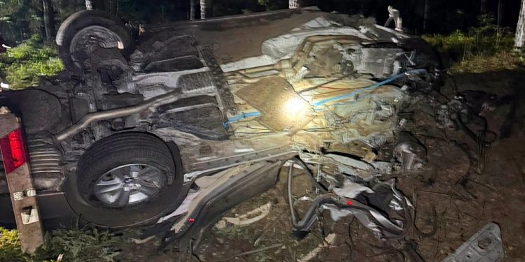Tragiczny wypadek – samochód uderzył w drzewo 1 Tragiczny wypadek – samochod uderzyl w drzewo 2