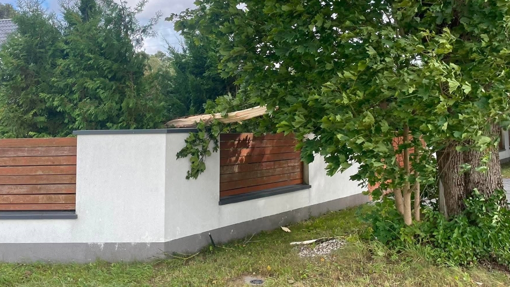 Uszkodzone dachy i połamane drzewa – strażacy usuwali skutki wichury 2 Uszkodzone dachy i polamane drzewa – strazacy usuwali skutki wichury 6