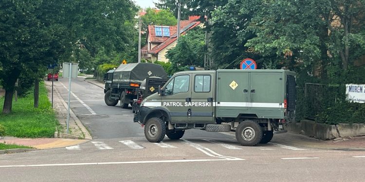 Ewakuacja łomżyńskiej komendy policji 1 KMP Łomża