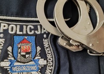 Nocą pijany dobijał się do mieszkania matki. Za złamanie sądowego zakazu trafił do aresztu 3 zdj. KPP w Węgorzewie