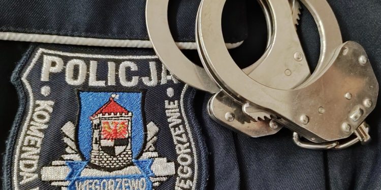 Nocą pijany dobijał się do mieszkania matki. Za złamanie sądowego zakazu trafił do aresztu 1 zdj. KPP w Węgorzewie