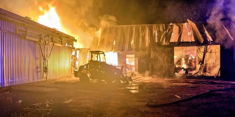 Ogień pochłonął suszarnię, budynek gospodarczy i maszyny. Straty na ponad 1,3 mln zł 1 kr