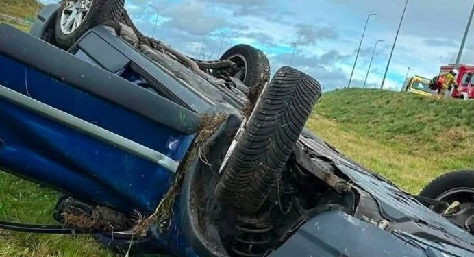 Osobówka dachowała na S61. Trzy osoby w szpitalu 1 Fot. OSP KSRG Nowa Wieś Ełcka