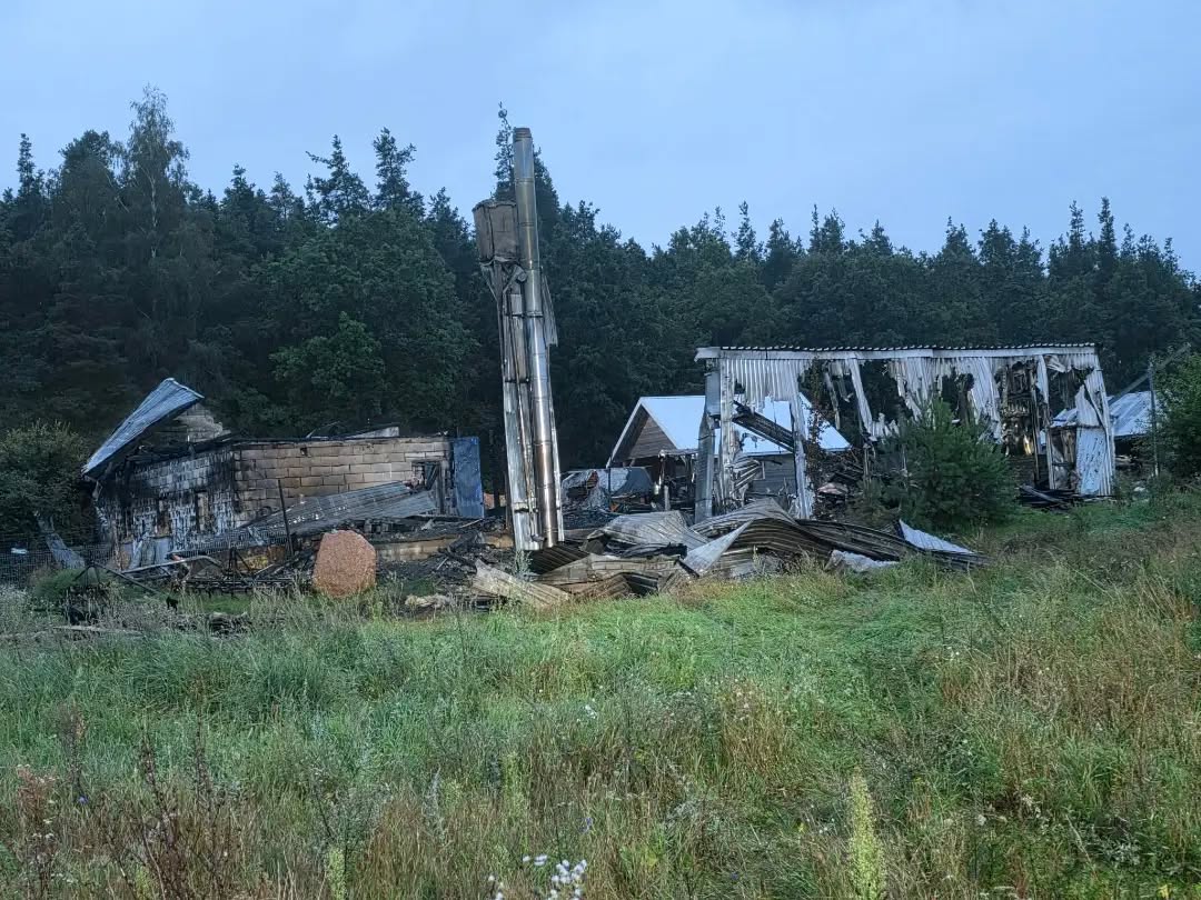 Ogień pochłonął suszarnię, budynek gospodarczy i maszyny. Straty na ponad 1,3 mln zł 4 r3