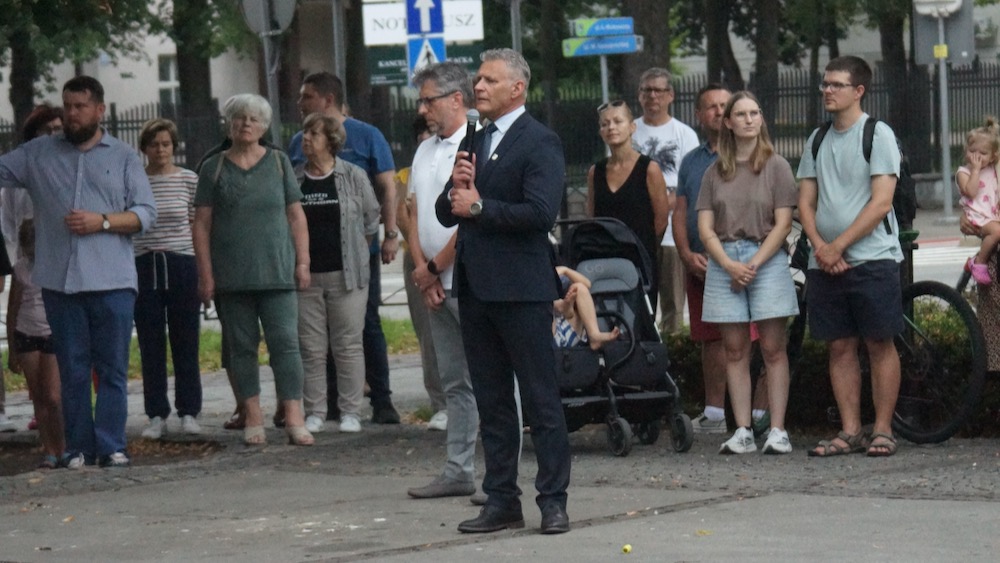 Uroczystość w godzinę wybuchu Powstania Warszawskiego 9 warszawskie 10