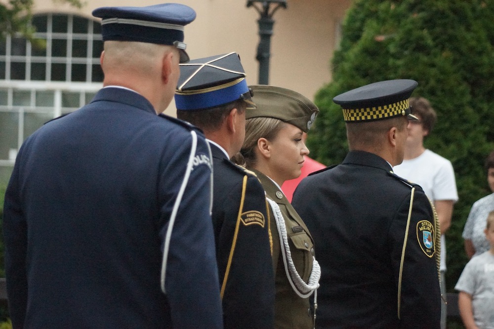 Uroczystość w godzinę wybuchu Powstania Warszawskiego 22 warszawskie 23
