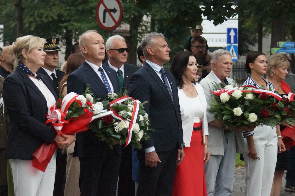 Uroczystość w godzinę wybuchu Powstania Warszawskiego 8 warszawskie 9