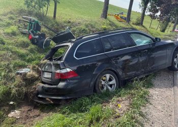 Zderzenie dwóch aut. Lądował śmigłowiec LPR 2 Fot. KPP Giżycko
