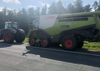 Maszyny rolnicze na S61. Ciągnik holował kombajn. Interweniowała policja 5 zdj. KPP w Ełku