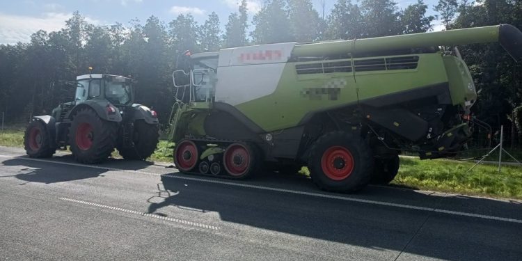 Maszyny rolnicze na S61. Ciągnik holował kombajn. Interweniowała policja 1 zdj. KPP w Ełku