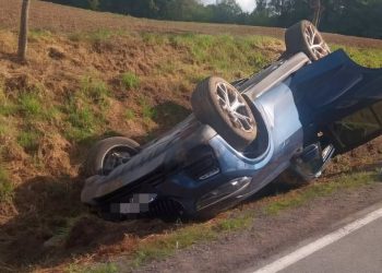 Wyprzedzanie zakończone dachowaniem 4 zdj. KPP w Giżycku