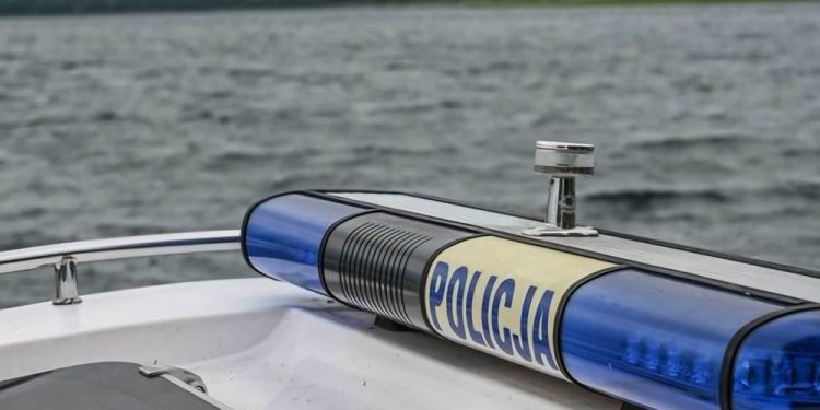 Tragedia na jeziorze Brożówka. Nie żyje 55-latek, który wypadł z kajaka 1 zdj. KPP w Giżycku